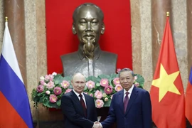 Chủ tịch nước Tô Lâm và Tổng thống Liên bang Nga Vladimir Putin chụp ảnh chung. (Ảnh: Nhan Sáng/TTXVN)