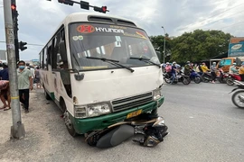 Xe khách đâm hàng loạt xe máy, một người tử vong tại chỗ. (Ảnh: TTXVN phát)