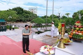 Thủ tướng Phạm Minh Chính dâng hương tại Nghĩa trang liệt sỹ Ba Dốc. (Ảnh: Dương Giang/TTXVN)