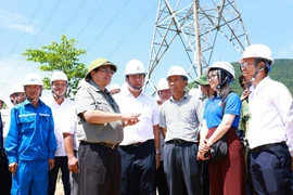 Thủ tướng Phạm Minh Chính kiểm tra thi công đường dây 500kV mạch 3 Quảng Trạch-Phố Nối, đoạn qua xã Quảng Đông, huyện Quảng Trạch. (Ảnh: Dương Giang/TTXVN)