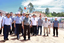 Thủ tướng Phạm Minh Chính kiểm tra công trường Dự án Đường bộ cao tốc Bắc Nam, phía Đông đoạn qua tỉnh Quảng Bình tại Nút giao, xã Quảng Lưu, huyện Quảng Trạch.(Ảnh: Dương Giang/TTXVN)