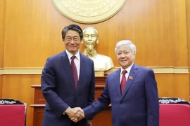 Ông Đỗ Văn Chiến, Ủy viên Bộ Chính trị, Bí thư Trung ương Đảng, Chủ tịch Ủy ban Trung ương Mặt trận Tổ quốc Việt Nam thân mật tiếp Ngài Ito Naoki, Đại sứ đặc mệnh toàn quyền Nhật Bản tại Việt Nam. (Nguồn: Đại Đoàn Kết)