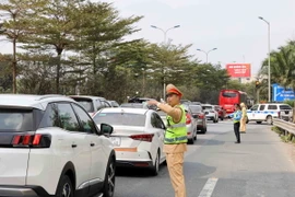 Lực lượng Cảnh sát giao thông phân luồng phương tiện đi lại tại nút giao cao tốc Pháp Vân. (Ảnh: Hoài Nam/Vietnam+)