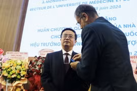 Ngài Olivier Brochet, Đại sứ Cộng hòa Pháp tại Việt Nam thay mặt Tổng thống Pháp trao tặng Huân chương Công trạng Quốc gia, tước hiệu Hiệp sỹ cho Giáo sư Nguyễn Vũ Quốc Huy. (Ảnh: Tường Vi/TTXVN)