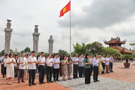 Cán bộ, phóng viên, biên tập viên dâng hương tại Khu di tích lịch sử quốc gia đặc biệt Địa điểm Chiến thắng Xương Giang.(Ảnh: Danh Lam/TTXVN)