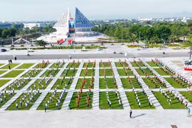 Hơn 1.000 người tham dự Chương trình Ngày Quốc tế Yoga lần thứ 10 năm 2024 tại Ninh Thuận. (Ảnh: Nguyễn Thành/TTXVN)