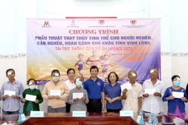 Trao kinh phí hỗ trợ cho người cao tuổi tỉnh Vĩnh Long thực hiện phẫu thuật thay thủy tinh thể. (Ảnh: Lê Thúy Hằng/TTXVN)