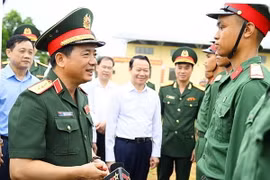 Thượng tướng Trịnh Văn Quyết động viên các chiến sĩ tại Lễ tuyên thệ. (Ảnh: Hồng Pha/TTXVN phát)