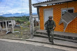 Cảnh sát gác tại thị trấn Morales, Cauca, Colombia, ngày 20/5/2024. (Ảnh: AFP/TTXVN)