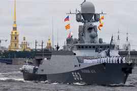 Tàu chiến tham gia lễ duyệt binh kỷ niệm Ngày Hải quân Nga tại St. Petersburg ngày 25/7/2021. (Ảnh: AFP/TTXVN)
