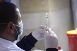 Nhân viên y tế tiêm vaccine ngừa COVID-19 cho người dân tại Jerusalem (Israel). (Ảnh:THX/TTXVN)
