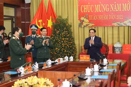 Thủ tướng Phạm Minh Chính đến thăm cán bộ, chiến sỹ Quân chủng Phòng không-Không quân. (Ảnh: Dương Giang/TTXVN)