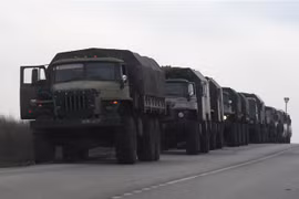 Xe quân sự của Nga được triển khai ở vùng Rostov, miền Nam Nga, giáp với Cộng hòa nhân dân Donetsk (DPR) tự xưng ở miền Đông Ukraine, ngày 23/2/2022. (Ảnh: AFP/TTXVN)
