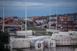 Container bị nước lũ cuốn trôi tại tỉnh KwaZulu-Natal (Nam Phi), ngày 13/4/2022. (Ảnh: THX/TTXVN)