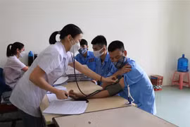 Cán bộ Cơ sở cai nghiện ma túy Bắc Ninh chăm sóc sức khỏe cho các học viên. (Ảnh: Thái Hùng-TTXVN)