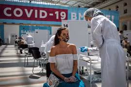 Tiêm vaccine ngừa COVID-19 tại Moskva (Nga). (Ảnh: AFP/TTXVN)