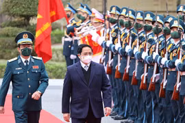 Thủ tướng Phạm Minh Chính đến thăm cán bộ, chiến sỹ Quân chủng Phòng không-Không quân. (Ảnh: Dương Giang/TTXVN)