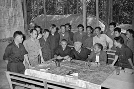 Cuối tháng 3/1975, đồng chí Lê Đức Thọ từ miền Bắc vào miền Nam cùng các đồng chí Phạm Hùng, Đại tướng Văn Tiến Dũng thay mặt Bộ Chính trị, trực tiếp chỉ đạo chiến dịch giải phóng Sài Gòn. (Ảnh: TTXVN)