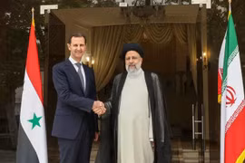 Tổng thống Iran Ebrahim Raisi (phải) và Tổng thống Syria Bashar al-Assad tại cuộc gặp ở Tehran, ngày 8/5/2022. (Ảnh: AFP/TTXVN)