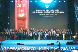 Lãnh đạo Đảng, Nhà nước tặng hoa chúc mừng Ban Chấp hành Hội Doanh nhân trẻ Việt Nam khóa 7, nhiệm kỳ 2022-2025. (Ảnh: Minh Đức/TTXVN)