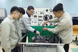 Đào tạo nghề công nghệ ôtô tại Trường Cao đẳng Nghề Lạng Sơn. (Ảnh: Anh Tuấn/TTXVN)