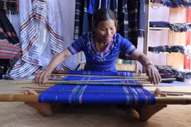 Nghệ nhân trình diễn dệt thổ cẩm tại không gian văn hoá tiêu biểu của các dân tộc bản địa, tại thành phố Đà Lạt (Lâm Đồng), ngày 27/4/2022. (Ảnh: Đặng Tuấn/TTXVN)