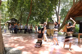 Du khách tham quan khu du lịch Buôn Đôn. (Ảnh: Vũ Sinh/TTXVN)