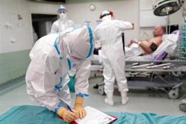 Điều trị cho bệnh nhân nhiễm COVID-19 tại Warsaw (Ba Lan). (Ảnh: PAP/TTXVN)