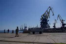 Binh sỹ Nga gác tại cảng Mariupol (Ukraine), ngày 29/4/2022. (Ảnh: AFP/TTXVN)