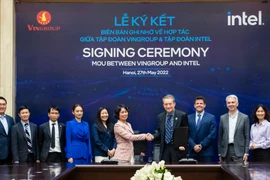 Phó Chủ tịch Vingroup - bà Lê Thị Thu Thủy và Tổng Giám đốc Intel - ông Pat Gelsinger tại lễ ký kết Biên bản ghi nhớ hợp tác chiến lược giữa hai bên. (Ảnh: Vietnam+)