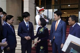 Bà Trương Thị Mai - Ủy viên Bộ Chính trị, Bí thư trung ương Đảng, Trưởng Ban Tổ chức Trung ương, Chủ tịch Nhóm Nghị sỹ hữu nghị Việt Nam-Nhật Bản cùng các đại biểu. (Ảnh: An Đăng/TTXVN)