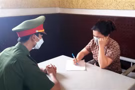 Đối tượng Ngọc Anh tại cơ quan công an. (Ảnh: TTXVN)