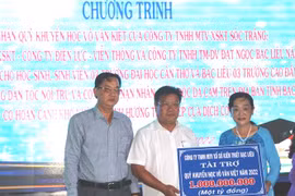 Các doanh nghiệp, mạnh thường quân đóng góp vào Quỹ học bổng tại buổi lễ. (Ảnh: Tuấn Kiệt/TTXVN)