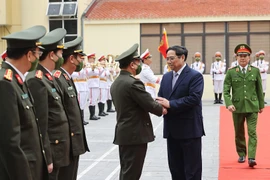 Thủ tướng Phạm Minh Chính đến thăm cán bộ, chiến sỹ Cục C05 và C07, chiều 30/1/2022. (Ảnh: Dương Giang/TTXVN)