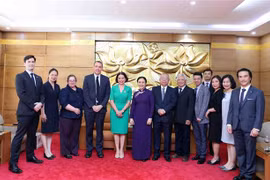 Các đại biểu chụp ảnh lưu niệm tại Lễ trao tặng Kỷ niệm chương "Vì hòa bình, hữu nghị giữa các dân tộc" cho Đại sứ Đặc mệnh toàn quyền Australia tại Việt Nam Robyn Mudie (áo xanh), tại Hà Nội, ngày 7/6/2022. (Ảnh: An Đăng/TTXVN)