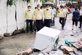 Nước sông ở Seoul (Hàn Quốc) tràn bờ do mưa lũ, ngày 9/8/2022. (Ảnh: Kyodo/TTXVN)
