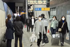 Người dân tại một nhà ga ở thủ đô Seoul (Hàn Quốc). (Ảnh: THX/TTXVN)