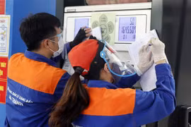 Phí xăng dầu chiếm hơn 30% trong tổng chi phí cấu thành của logistics hiện nay. (Ảnh: Trần Việt/TTXVN)
