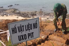 Bộ chỉ huy Quân sự tỉnh Quảng Trị xử lý vật liệu nổ, hồi tháng 8/2021. (Ảnh: Thanh Thủy/TTXVN)