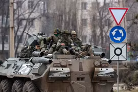 Xe quân sự Nga di chuyển trên tuyến đường gần Armiansk, Bán đảo Crimea, ngày 25/2/2022. (Ảnh: AFP/TTXVN)