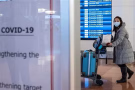 Hành khách tại sân bay Haneda ở Tokyo (Nhật Bản). (Ảnh: AFP/TTXVN)
