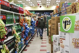 Người dân mua sắm tại một cửa hàng ở New York (Mỹ) ngày 26/11/2021. (Ảnh: THX/TTXVN)