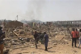 Những toà nhà bị phá hủy tại hiện trường vụ nổ sau va chạm giữa xe chở chất nổ với xe môtô ở Apiate, gần thành phố Bogoso, cách thủ đô Accra của Ghana khoảng 300km về phía Tây. (Ảnh: AFP/TTXVN)