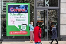 Người dân xếp hàng chờ xét nghiệm COVID-19 tại Berlin (Đức). (Ảnh: THX/TTXVN)