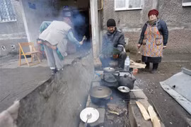 Người dân tại Mariupol (Ukraine), ngày 12/4/2022. (Ảnh: THX/TTXVN)