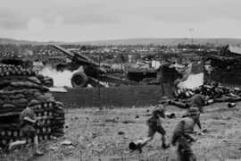 Quân giải phóng đánh chiếm căn cứ Mai Lộc, tháng 4/1972. (Ảnh: Dương Đình Giác/TTXVN)