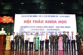 Chủ tịch nước Nguyễn Xuân Phúc và thân nhân gia đình ông Nguyễn Lựu, nguyên Tiểu đoàn trưởng Tiểu đoàn 59, Bộ Tư lệnh Liên khu 5 (thân phụ của ông Nguyễn Hòa Bình, Ủy viên Bộ Chính trị, Bí thư Trung ương Đảng, Chánh án Tòa án nhân dân tối cao). (Ảnh: Thốn