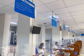 Cục Thuế thành phố Hà Nội thực hiện việc tiếp nhận thủ tục hành chính thông qua các hình thức trực tuyến. (Ảnh: TTXVN phát)