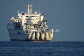 Tàu sữa chữa Reliance đang tìm cách khôi phục các đoạn cáp bị đứt ở vùng đáy biển sâu 2,5km. (Nguồn: matangitonga.to)