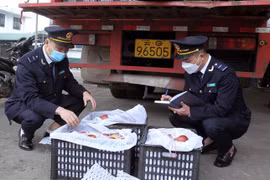 Lực lượng Hải quan Lào Cai kiểm tra hàng hóa xuất nhập khẩu qua biên giới. (Ảnh: Quốc Khánh/TTXVN)